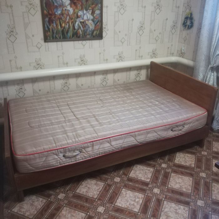 Куплю полуторку недорого. Советская двуспальная кровать. Двуспальная кровать с матрасом даром. Советские кровати двухместные. Двуспальные кровати даром.